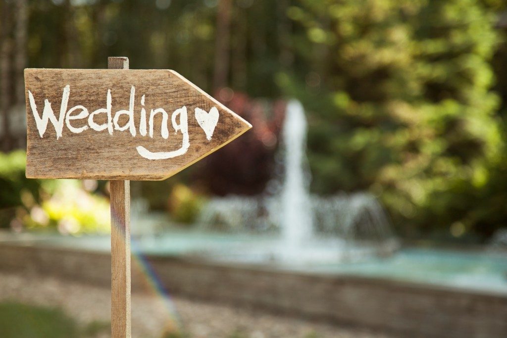 Wooden plaque with the Wedding inscription